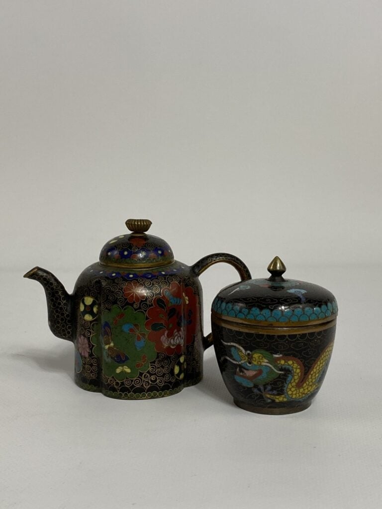 THEIERE EN EMAUX CLOISONNES - Sur fond noir elle est décore de papillons, fleur…