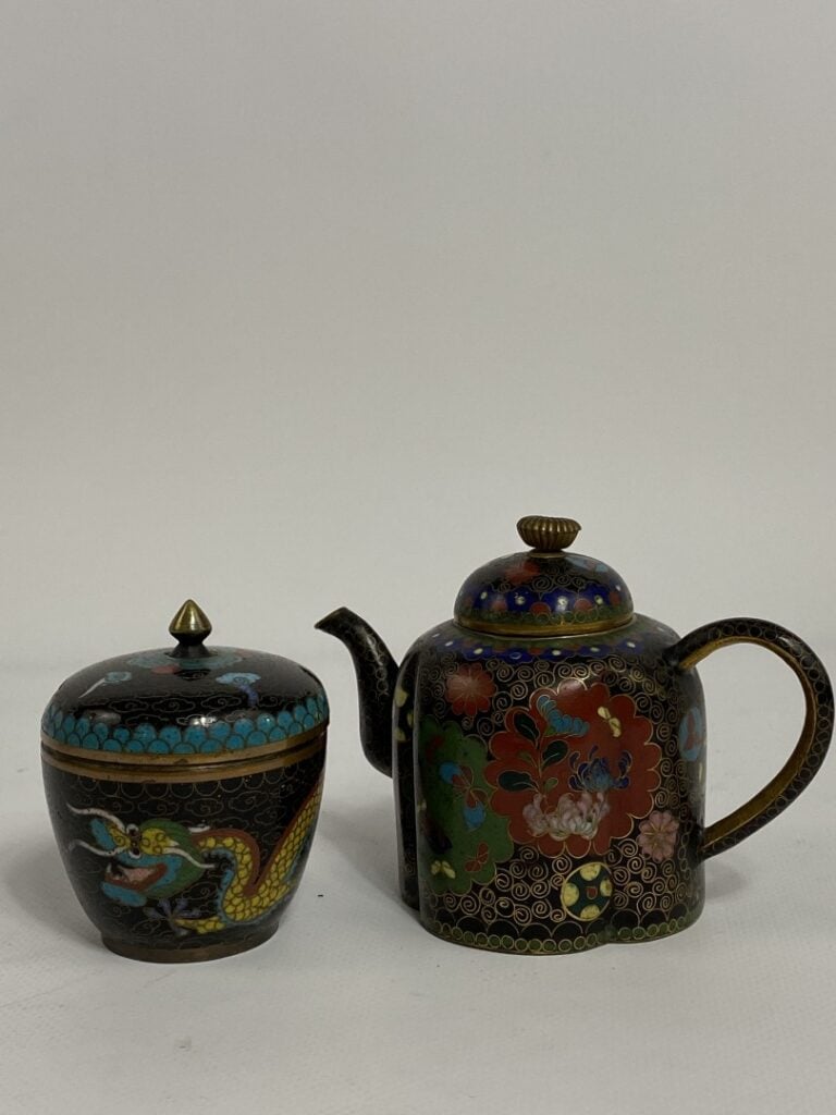 THEIERE EN EMAUX CLOISONNES - Sur fond noir elle est décore de papillons, fleur…