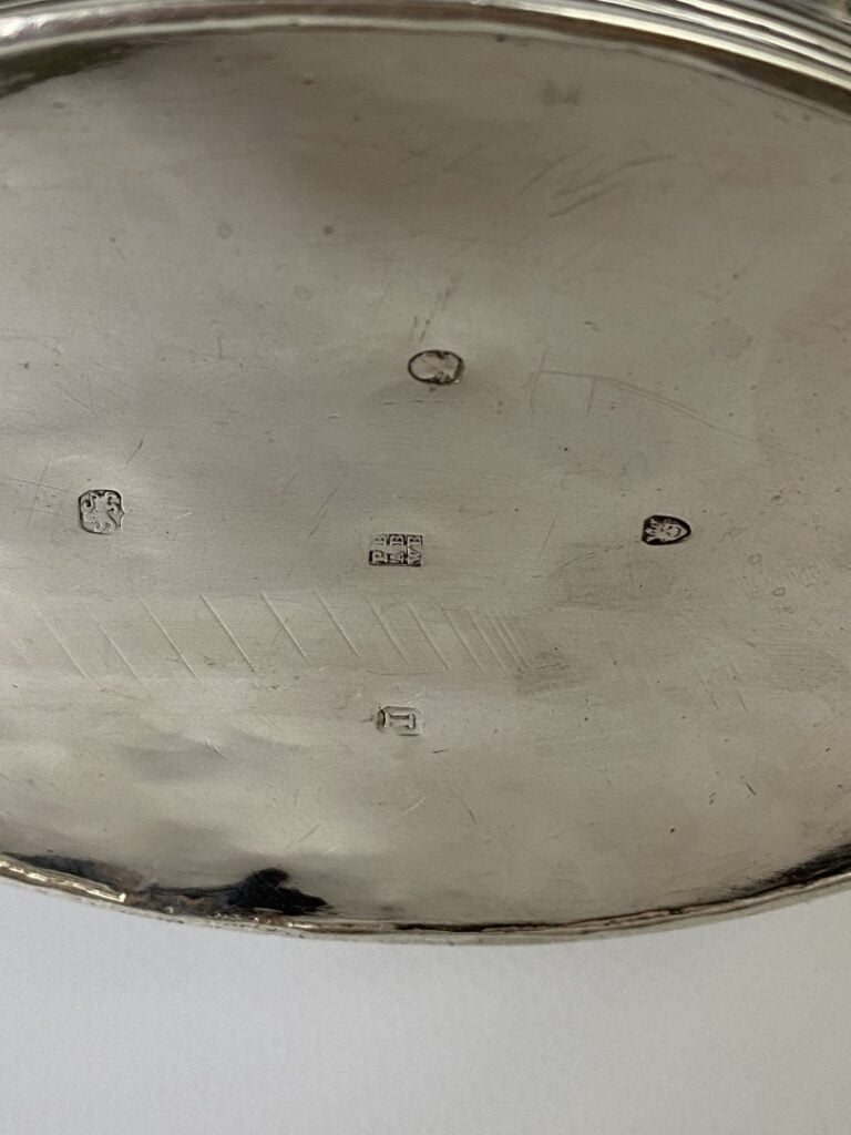 Théière ovale en argent à décor gravé de guirlandes et frises. L'anse et le fré…