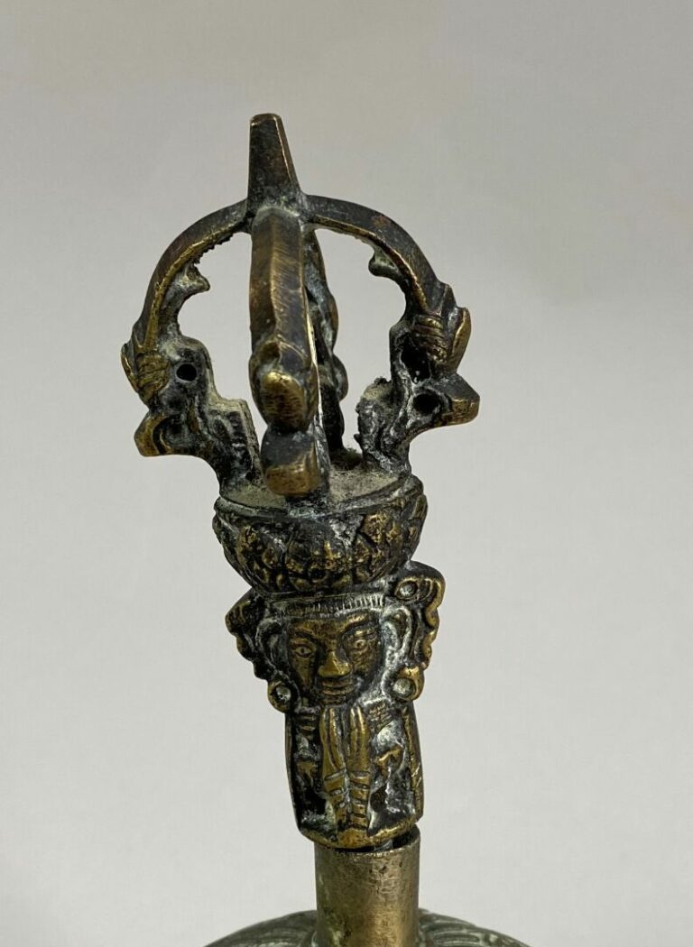 TIBET - Cloche gantha en bronze et laiton. la prise formée d'un demi vajra surm…