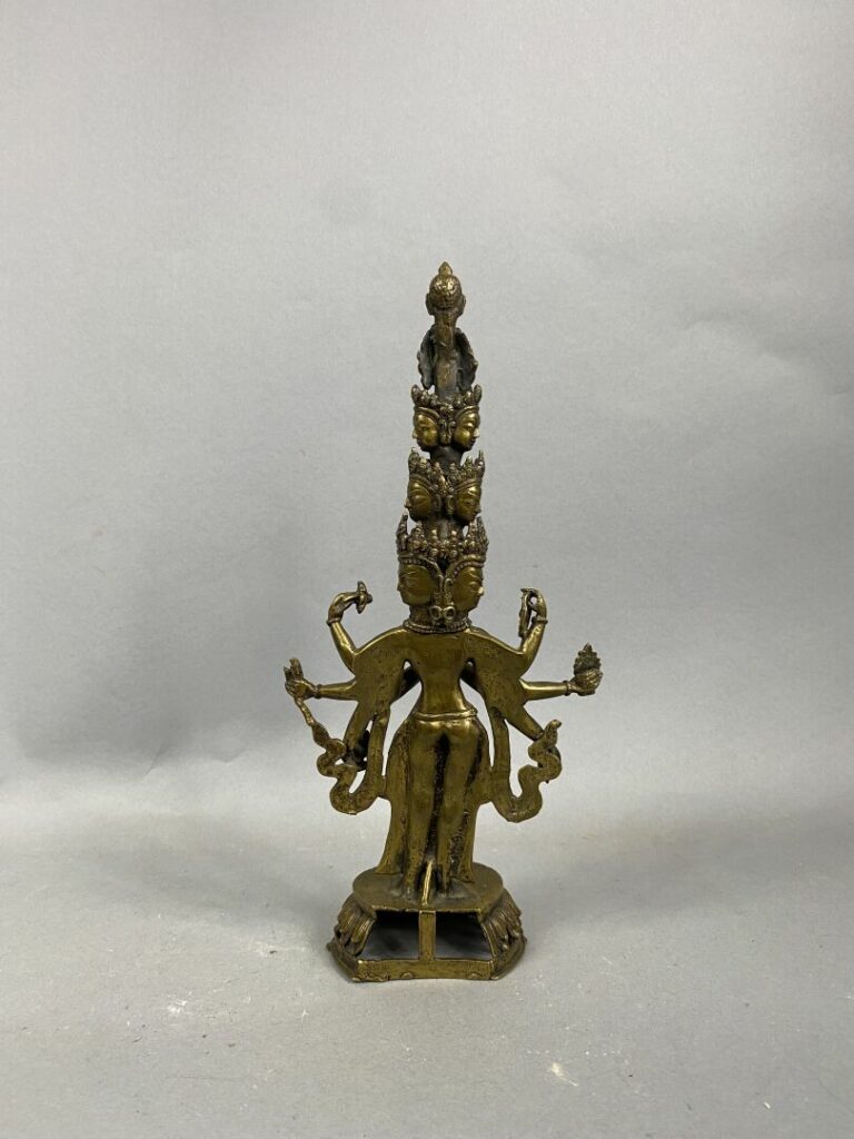 TIBET - Sujet en bronze doré à l'effigie d'Ushnishavijaya. La déesse est représ…