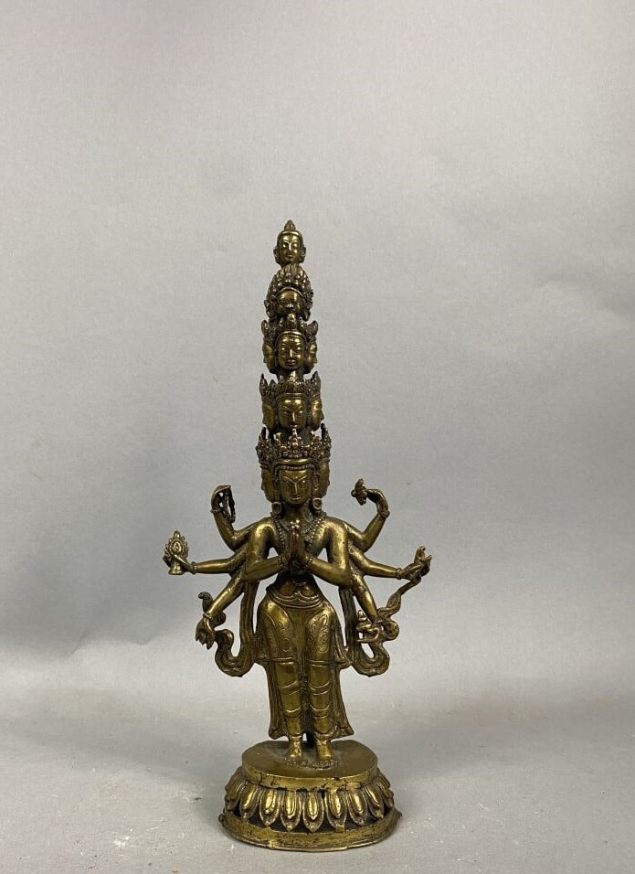 TIBET - Sujet en bronze doré à l'effigie d'Ushnishavijaya. La déesse est représ…