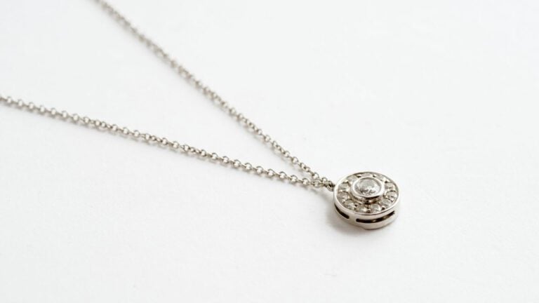 TIFFANY & Co - Collier en platine (950) à fine maille forçat orné d'un motif ci…