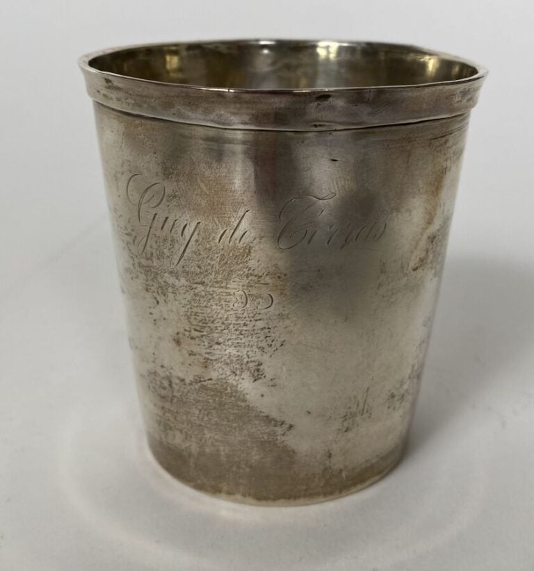 Timbale droite en argent (925 ‰), le corps gravé «Guy de Cirras, 33». - Poids :…
