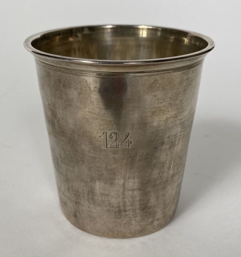 Timbale droite en argent uni (925 ‰) marqué 124. - Poids : 81g