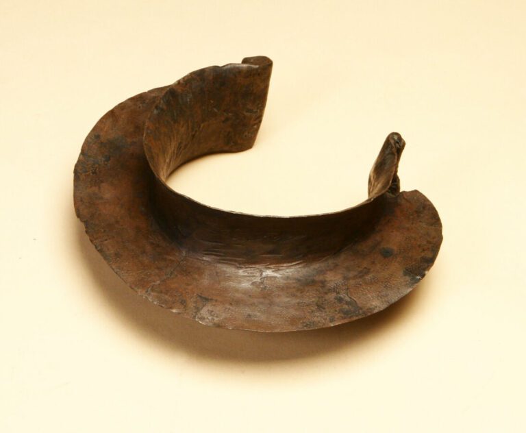 Torque en cuivre , 21 cm de large, 8,5 cm de hauteur,Mongo