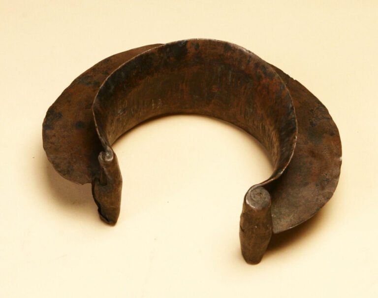 Torque en cuivre , 21 cm de large, 8,5 cm de hauteur,Mongo
