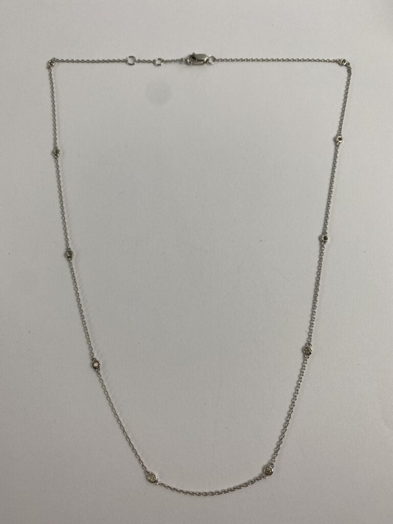 Tour de cou en or gris (585) formé d'une chaîne à maille forçat alternée de 10…
