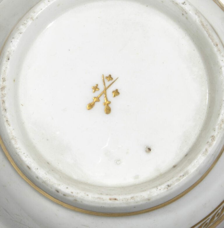 TOURNAI - Service à café se composant de cinq tasses et leur sous tasse, deux j…