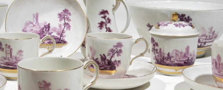 TOURNAI - Service à café se composant de cinq tasses et leur sous tasse, deux j…