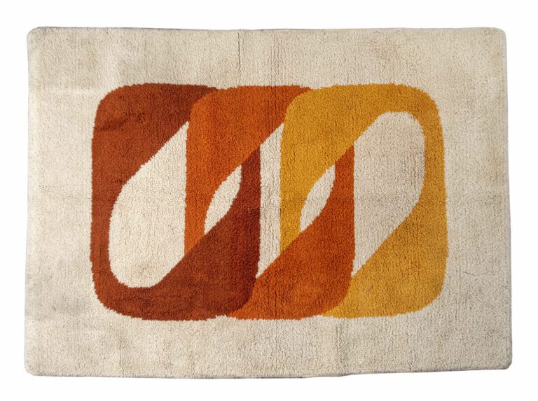 Travail 1960 - Tapis en laine a décor de motifs géometriques rouge orangé et ja…