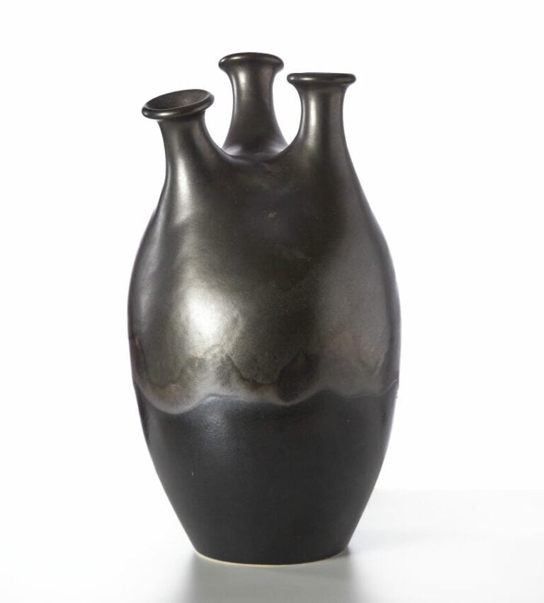 Travail 1960 - Vase trilobé en céramique émaillée noire. - H : 34 cm