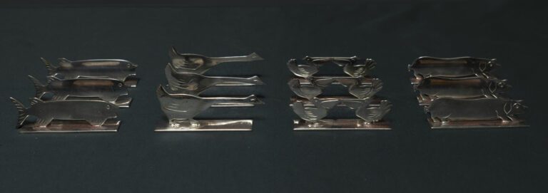 Travail de style Art Déco - Suite de douze porte-couteaux en métal chromé figur…