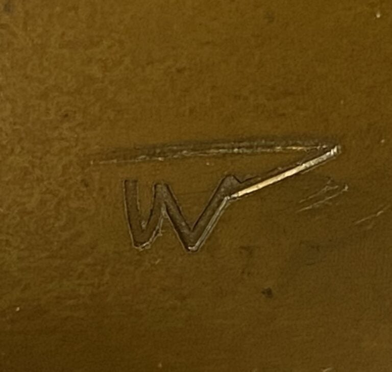 Travail des années 70 - Sculpture en bronze doré, décor géométrique - Monogramm…