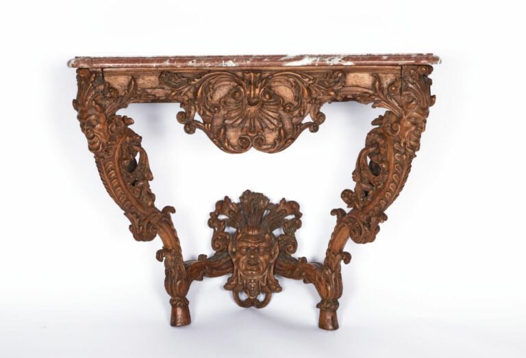 Travail Fin XVIIIème - Console en bois naturel à décor sculpté de têtes de faun…