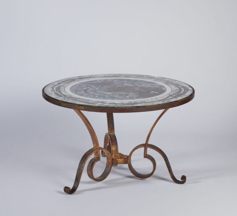 Travail FRANCAIS 1940 - Guéridon à plateau en verre eglomisé à décor d'un plani…