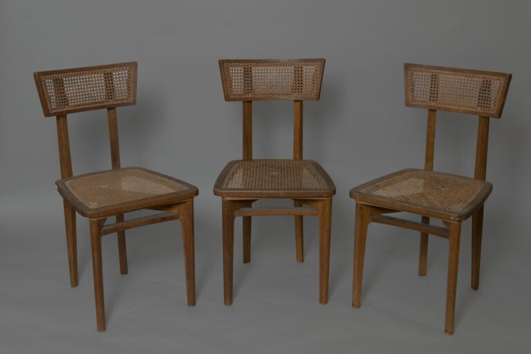 Travail FRANÇAIS 1950 - Suite de trois chaises en chêne à assises et dossiers e…