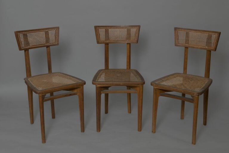 Travail FRANÇAIS 1950 - Suite de trois chaises en chêne à assises et dossiers e…