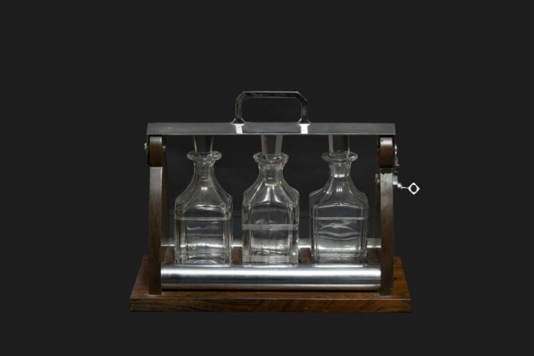Travail FRANÇAIS - Service moderniste comprenant trois carafes en verre et leur…