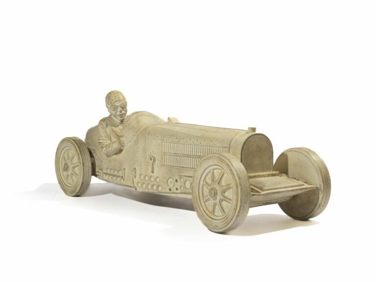 Travail MODERNE - Sculpture en plâtre figurant un pilote au volant d'une Bugatt…