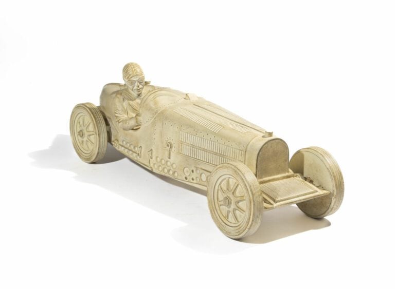 Travail MODERNE - Sculpture en plâtre figurant un pilote au volant d'une Bugatt…
