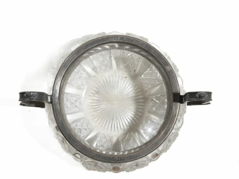 Travail russe. Coupe de prix en cristal, monture en métal argenté et vase en cr…