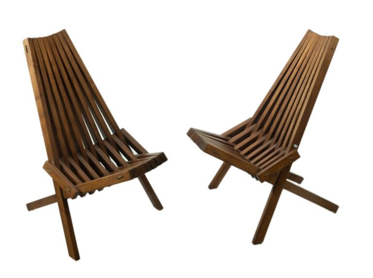 TRAVAIL SCANDINAVE vers 1960. - Paire de chaises pliantes en teck, le dossier e…