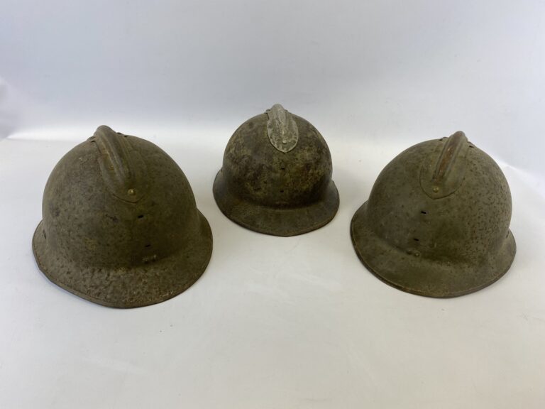 Trois casques militaires