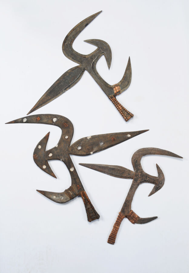 Trois couteaux de jet Mabo dont un peint de couleur blanche,43/35/37 cm