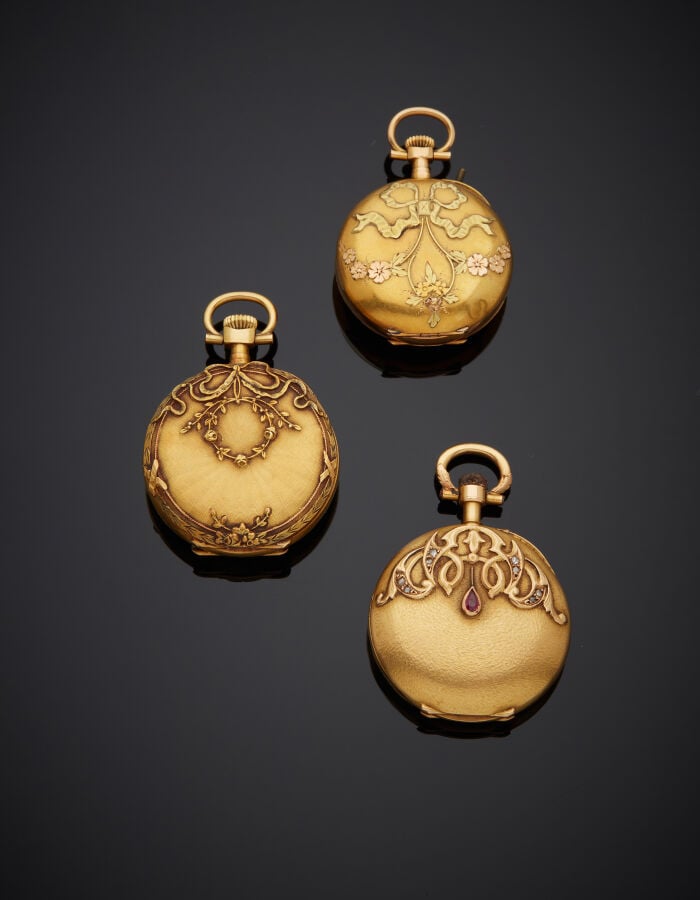 . Trois MONTRES de COLS en or jaune et or rose (750‰) finement guilloché, cisel…