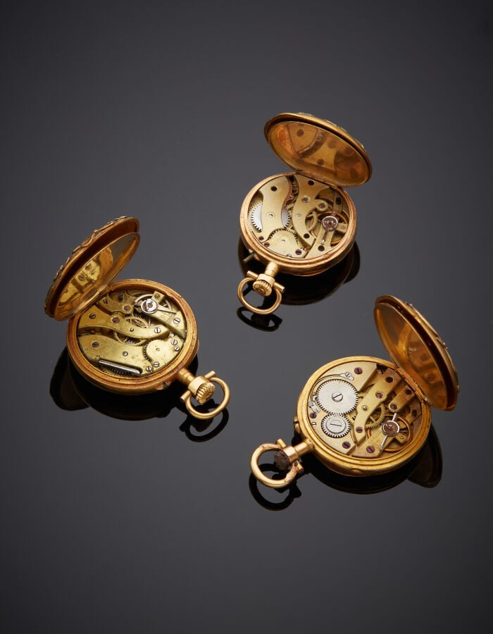 . Trois MONTRES de COLS en or jaune et or rose (750‰) finement guilloché, cisel…