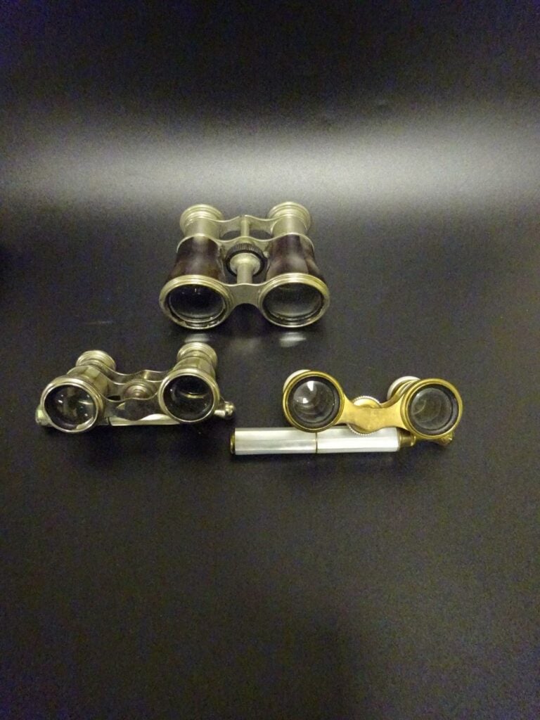 Trois paires de jumelles de théâtre en placage de nacre. - On y joint une paire…