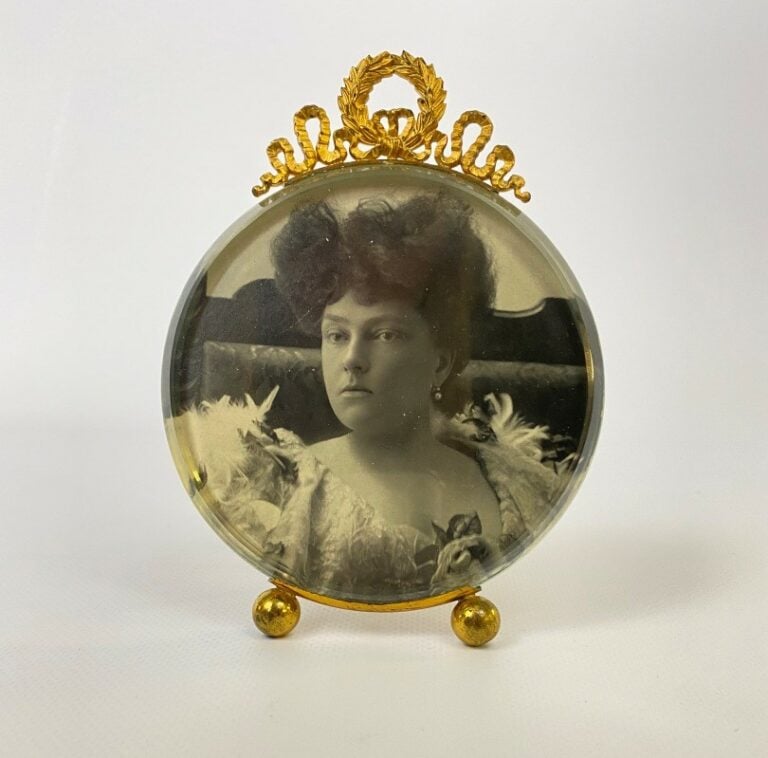 Trois photos anciennes de l'entourage de Mathilde Bonaparte dans des encadremen…