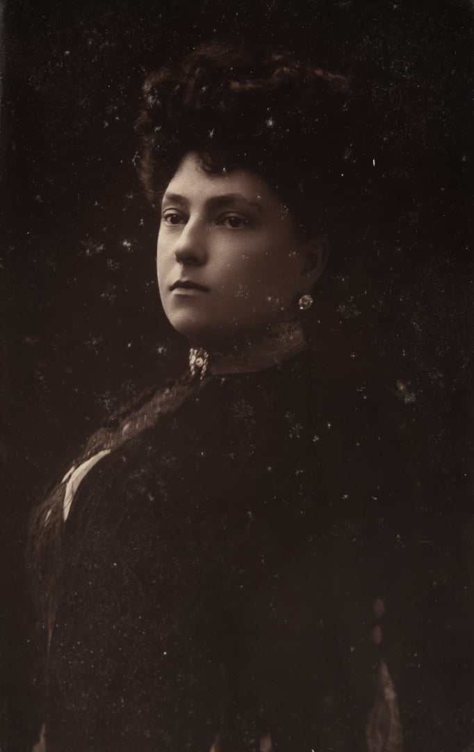 Trois photos anciennes de l'entourage de Mathilde Bonaparte dans des encadremen…