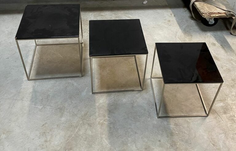Trois tables gigognes pied métal dessus bois laqué noir - Chocs rayures et manq…