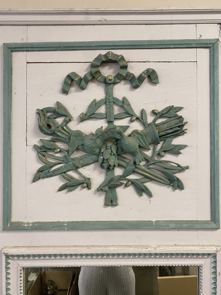 Trumeau en bois laqué blanc et vert au décor d'oiseaux en relief - (usures, fêl…