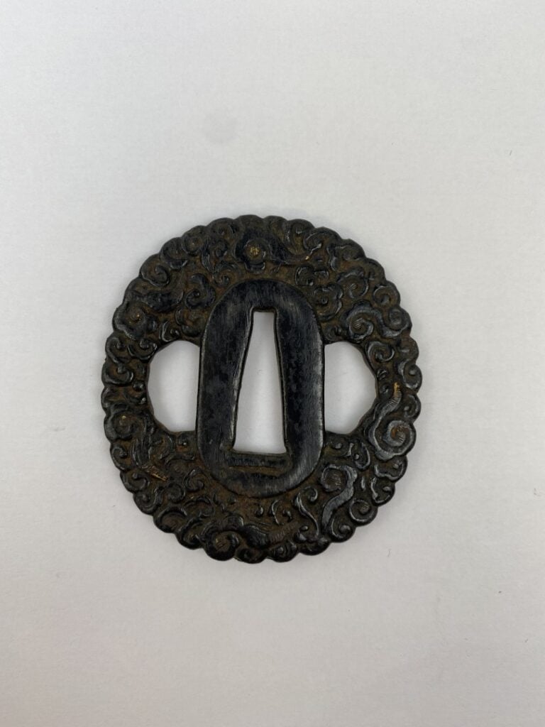 Tsuba de forme polylobé en fer forgé - Japon - De forme Kobushi-Gata à décor de…