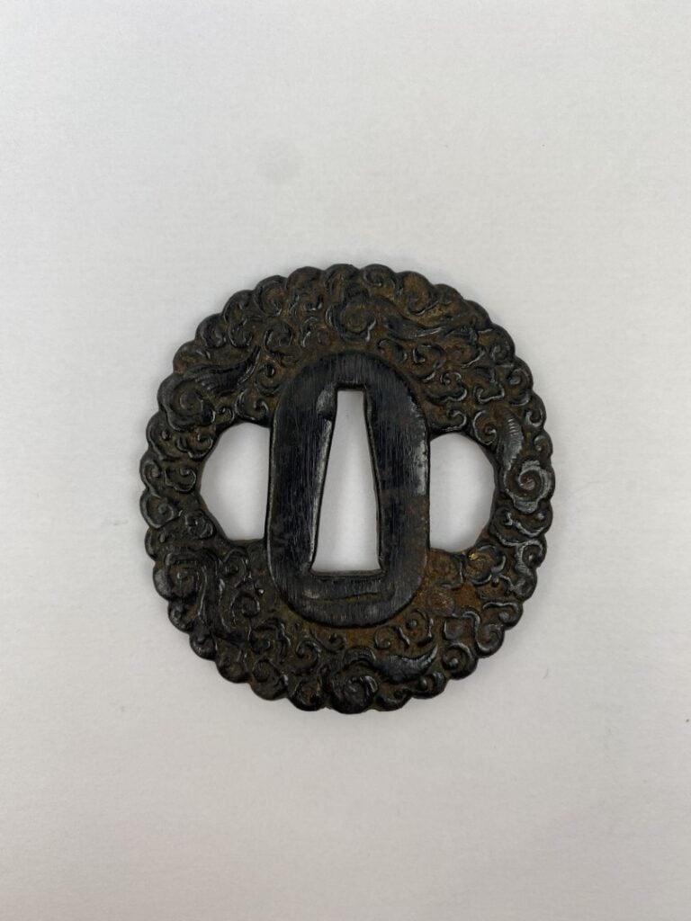 Tsuba de forme polylobé en fer forgé - Japon - De forme Kobushi-Gata à décor de…