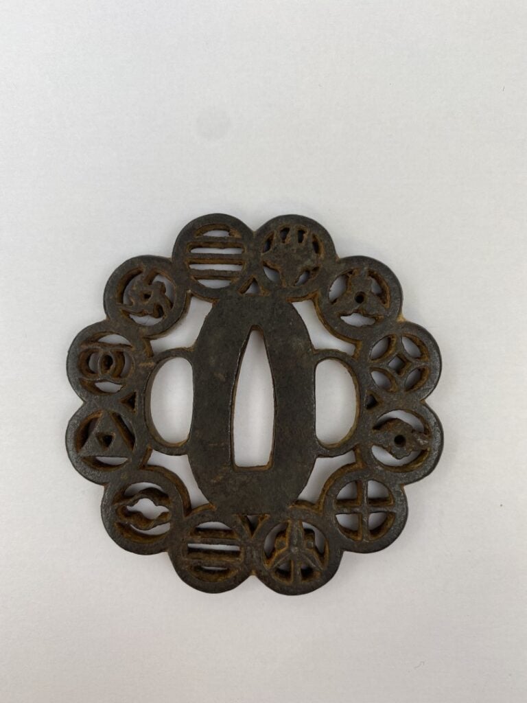 Tsuba en fer ajouré - Japon - Kiku-gata à décor de médaillon où s'inscrivent de…