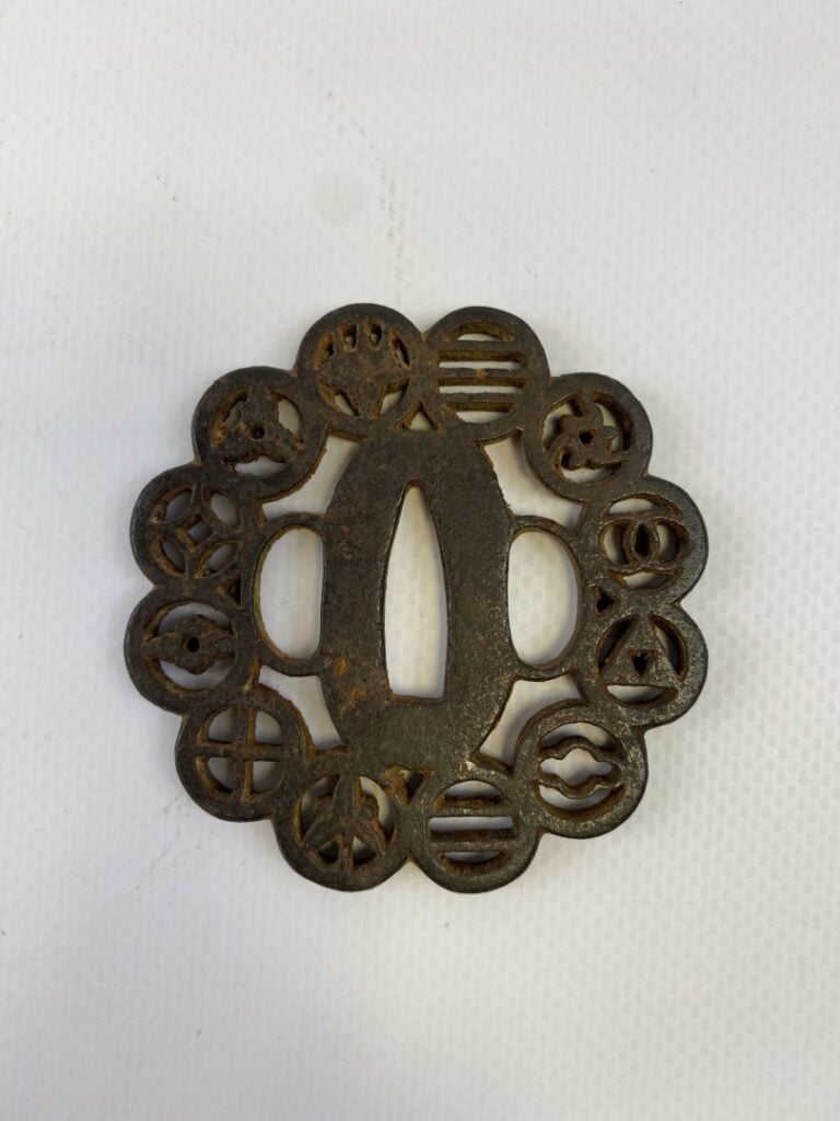 Tsuba en fer ajouré - Japon - Kiku-gata à décor de médaillon où s'inscrivent de…