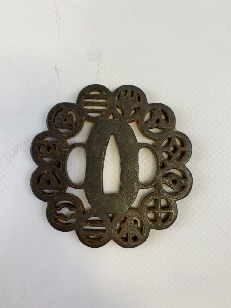 Tsuba en fer ajouré - Japon - Kiku-gata à décor de médaillon où s'inscrivent de…