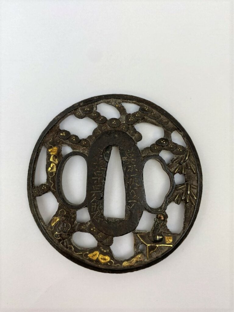 Tsuba en fer ajouré réhaussé d'or - Japon, XIXe siècle - Il représente un perso…