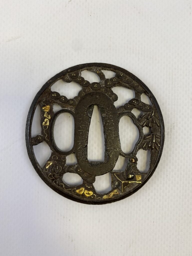 Tsuba en fer ajouré réhaussé d'or - Japon, XIXe siècle - Il représente un perso…