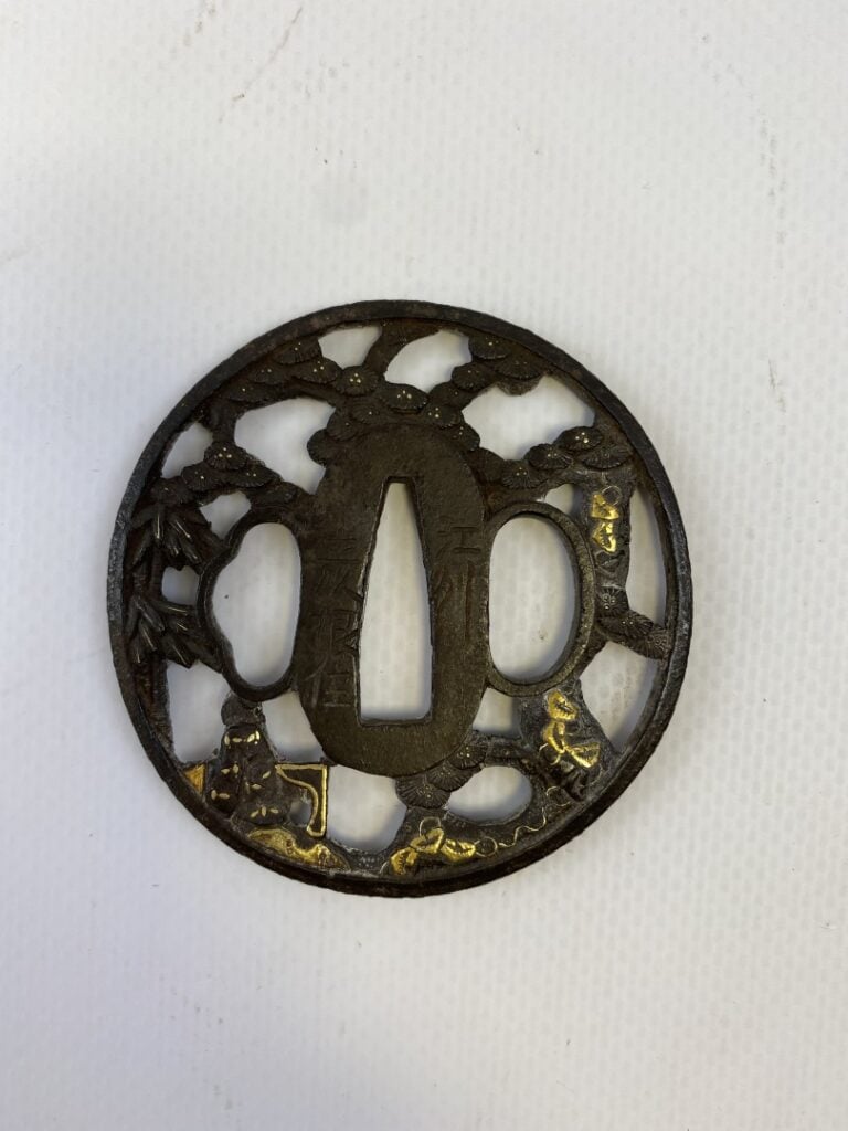 Tsuba en fer ajouré réhaussé d'or - Japon, XIXe siècle - Il représente un perso…