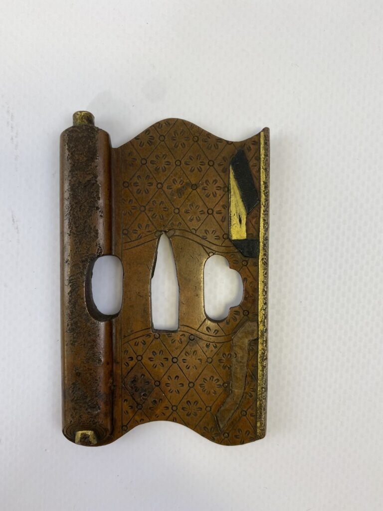 TSUBA EN FER EN FORME DE KAKEMONO - Japon - Il prend la forme d'un kakemono dér…