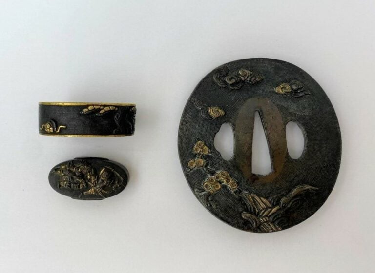 Tsuba en fer réhaussé d'or et fuchi kashira - Japon - Maru-gata à décor d'un gu…