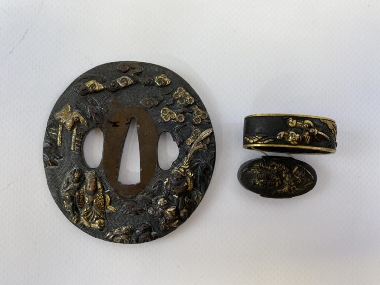 Tsuba en fer réhaussé d'or et fuchi kashira - Japon - Maru-gata à décor d'un gu…