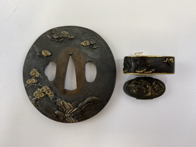 Tsuba en fer réhaussé d'or et fuchi kashira - Japon - Maru-gata à décor d'un gu…