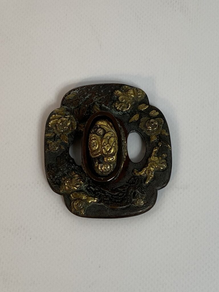 TSUBA ET FUCHI-KACHIRA EN BRONZE DORE - Japon - Quadrilobe et décoré par des fl…