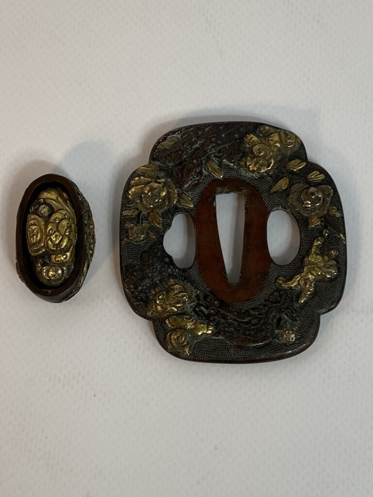 TSUBA ET FUCHI-KACHIRA EN BRONZE DORE - Japon - Quadrilobe et décoré par des fl…